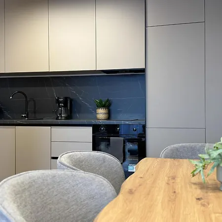 Modern & Spacious Two-bedroom *