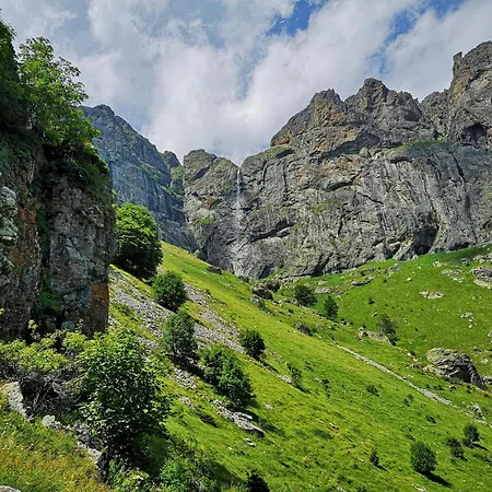 Modern & Spacious Two-bedroom アパート