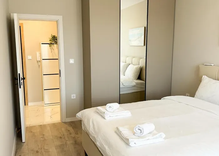 Modern & Spacious Two-bedroom Apartment *